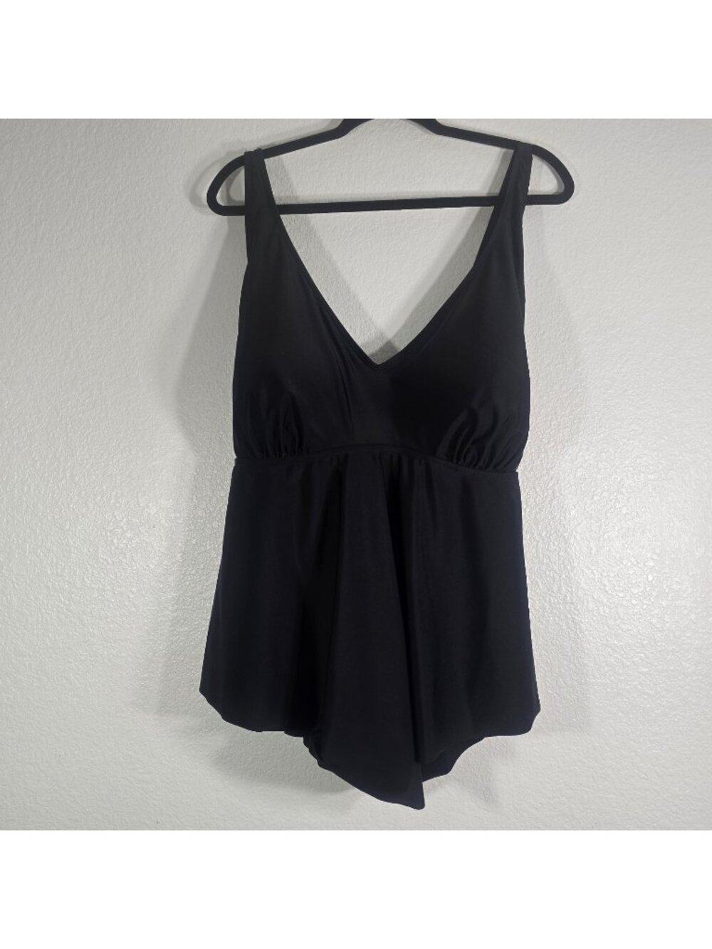 Torrid Tankini Swim Top Women Plus Size 4 4X Black V Neck Cross Strap Beach Pool